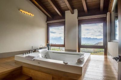Alojamiento rural con bañera de hidromasaje y vistas a la montaña