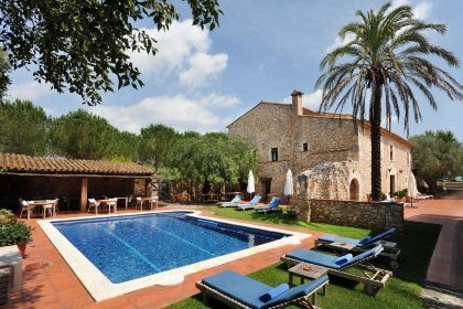 Alojamiento rural para reservar el día 14 de febrero en Girona con piscina