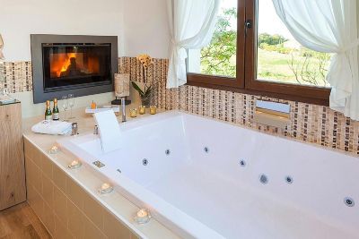 Hotel con jacuzzi frente a la chimenea solo adultos