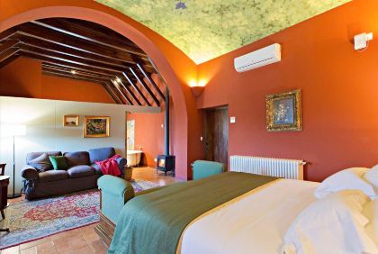 Hotel para San Valentín en Girona con chimenea en la habitación