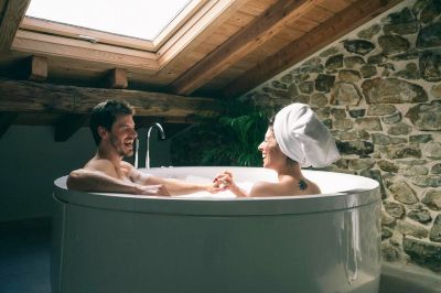 Hotel para parejas en País Vasco con jacuzzi dentro de la habitación