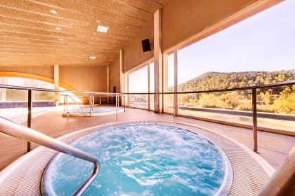 Hotel para regalar en San Valentín en Lleida con jacuzzi y vistas a la montaña