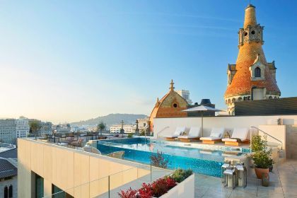 Hoteles con piscina en Barcelona para regalar en San Valentín